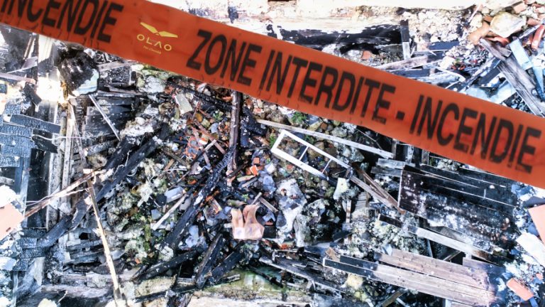 Le drone permet lors d'une inspection d'accéder dans les lieux même amiantés sans risquer de vie humaine ou d'éventuelles contaminations. Sur cette photo d'un intérieur ravagé par les flammes, le drone permet des constations et évaluations des dégâts par des sociétés d'assurance. L'étage s'est effondré, les poutres sont calcinées. Il faut reconstruire.