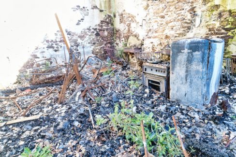 Un incendie a ravagé ce moulin dans le Morbihan. Ici les restes de ce qui a été une cuisine avec son four et son frigidaire totalement calcinés. Le drone a permis cette inspection sans contaminer la zone