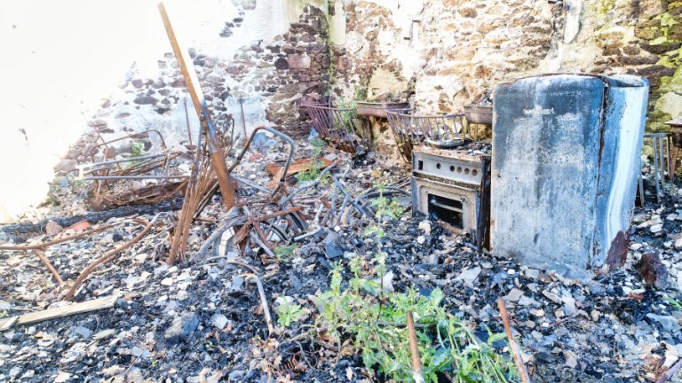 Un incendie a ravagé ce moulin dans le Morbihan. Ici les restes de ce qui a été une cuisine avec son four et son frigidaire totalement calcinés. Le drone a permis cette inspection sans contaminer la zone