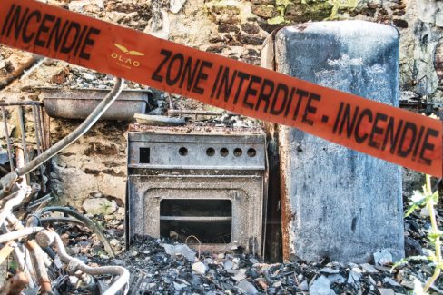 Il a fait chaud. Le thermostat est monté. Le drone permet lors d'une inspection d'accéder dans les lieux même amiantés sans risquer de vie humaine ou d'éventuelles contaminations. Sur cette photo d'un intérieur ravagé par les flammes, le drone permet des constations et évaluations des dégâts par des sociétés d'assurance. L'étage s'est effondré, les poutres sont calcinées. Il faut reconstruire.