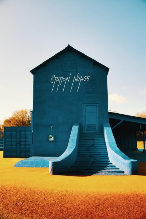 La fameuse maison bleue qui a atterri sur l'Ile Forget. Elle tranche dans ce décor vert que représente cette île propice à l'exercice et au sport. Rien de tel, qu'un endroit pour prendre un petit encas ou boire un verre.