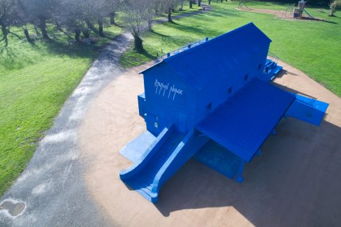 Prises de vues aériennes de la station nuage à Nantes, ou plus exactement sur l'Ile Forget à St Sébastien sur Loire. Inscrite dans le parcours du Voyage à Nantes et imaginée par le collectif YokYok, la station nuage et son bleu profond propose de la petite restauration et des concerts sur un lieu bien connu des joggeurs.