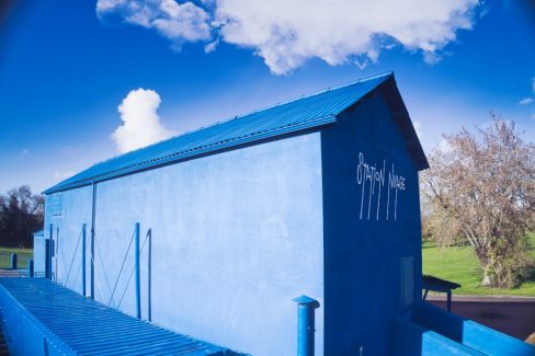 Prises de vues aériennes de la station nuage à Nantes, ou plus exactement sur l'Ile Forget à St Sébastien sur Loire. Inscrite dans le parcours du Voyage à Nantes et imaginée par le collectif YokYok la station nuage et son bleu profond propose de la petite restauration et des concerts sur un lieu bien connu des joggeurs.