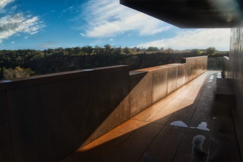 Le nouveau belvédère imaginé par Emmanuel Ritz et s'inscrivant dans le cadre du Voyage à Nantes vient d'ouvrir au public. De couleur rouille, il s'avance d'une vingtaine de mètres au dessus de la Maine et du site de Pont-Caffino connu pour le kayak et ses blocs d'escalade. Il invite à contempler la nature depuis la cime des arbres voire bien au-dessus.