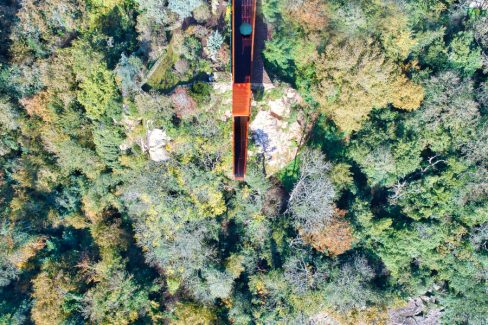 Un parapluie bleu automnal, avance sur le nouveau belvédère le "Porte-Vue" imaginé par Emmanuel Ritz et s'inscrivant dans le cadre du Voyage à Nantes vient d'ouvrir au public. De couleur rouille, il s'avance d'une vingtaine de mètres au dessus de la Maine et du site de Pont-Caffino connu pour le kayak et ses blocs d'escalade. Il invite à contempler la nature depuis la cime des arbres voire bien au-dessus.