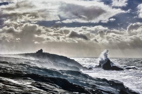 Photo prise lors de la tempête Bella en Décembre 2020 sur la presqu'île de Quiberon. Une vague énorme déchire le rocher appelé par les locaux le rocher du Lion. Il est situé à proximité de la maison du douanier. Cette ruine est un des hauts lieux de pèlerinage sur cette côte si déchirée, si sauvage