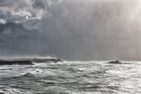 Sur la presqu'île de Quiberon, la côte sauvage se déchaine et justifie son appellation. Sous la force du vent, ici lors de la tempête Bella en décembre 2020, des vagues se forment et viennent se fracasser contre les falaises. Le vent charrie une quantité impressionnante d'écumes et d'embruns.