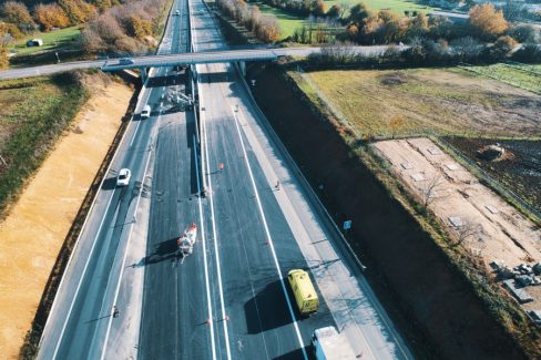 Vue aérienne par drone lors d'un suivi de chantier en Vendée. La société de marquage au sol Esvia est train de réaliser les travaux de signalisation de ce nouvel axe routier devant faciliter la vie des habitant de la Roche sur Yon. Situé entre le grand centre commercial, les flâneries, et l'hôpital, il permettra de fluidifier cet axe important de la ville.