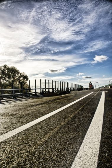 Deux lignes blanches parfaites viennent d'être tracées sur le bitume frais d'un nouvel ouvrage d'art à la Roche sur Yon en Vendée. La machine servant à réaliser les marquages est en haut du pont et s'apprête à faire le chemin inverse.