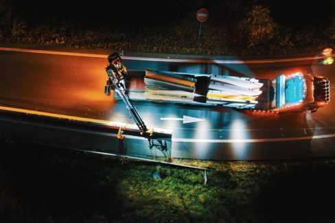 Vue aérienne et nocturne par drone d'un camion de la société Lampe approvisionnât en BT4 un ouvrier vêtu de orange et casqué de l'entreprise Esvia. Ils sécurisent les accès destinés à la création d'une nouvelle voie pour accéder directement à Nantes.