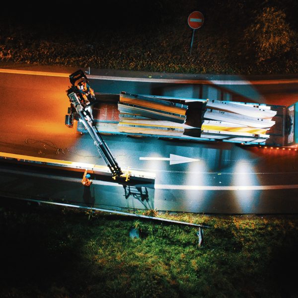 Vue aérienne et nocturne par drone d'un camion de la société Lampe approvisionnât en BT4 un ouvrier vêtu de orange et casqué de l'entreprise Esvia. Ils sécurisent les accès destinés à la création d'une nouvelle voie pour accéder directement à Nantes.