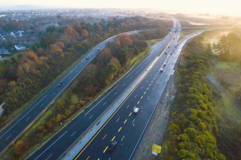Photographie aérienne de la RN 165 en cours d'aménagement. Cette prise de vue a été effectuée dans le cadre d'un suivi de chantier en décembre 2020. Cet axe routier très fréquenté passe de deux à quatre voies. Le brouillard se lève en même temps que le soleil et donne un aspect surréaliste à cette photo.