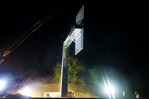 La potence est désormais installée. Le suivi nocturne de chantier va bientôt prendre fin après plusieurs heures de suivi. La potence est prise de 3/4, si bien que nous ne voyons pas les directions affichées mais le dos des panneaux.