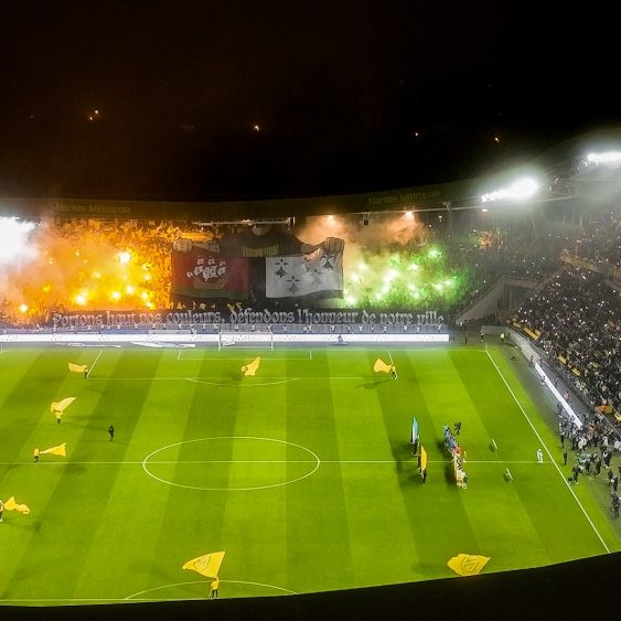 La Brigade Loire, la fameuse BL en feu dans le stade de la Beaujoire lors de la réception de l'OM