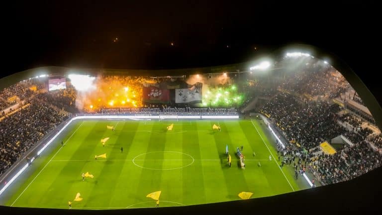 La Brigade Loire, la fameuse BL en feu dans le stade de la Beaujoire lors de la réception de l'OM