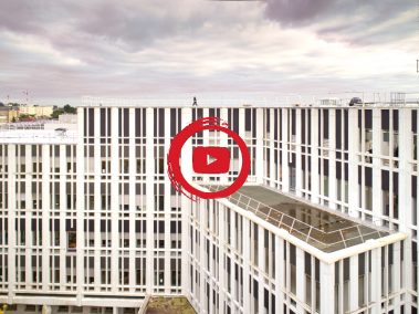 Suivi de chantiers en vidéo. Ici, un film de deux minutes retraçant un suivi de chantier de 14 mois sur le CHU Robert Debré à Angers. L'idée ? Mettre en valeur les métiers de l'entreprise et également un produit innovant, une résine réfléchissante destinée à diminuer la température de l'étanchéité et donc du bâtiment en lui-même. Une orientation plus environnementale de l'étanchéité.