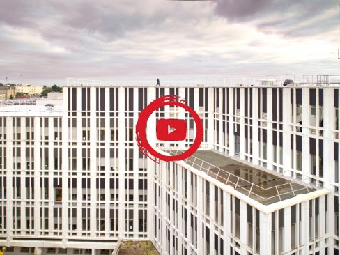 Suivi de chantiers en vidéo. Ici, un film de deux minutes retraçant un suivi de chantier de 14 mois sur le CHU Robert Debré à Angers. L'idée ? Mettre en valeur les métiers de l'entreprise et également un produit innovant, une résine réfléchissante destinée à diminuer la température de l'étanchéité et donc du bâtiment en lui-même. Une orientation plus environnementale de l'étanchéité.