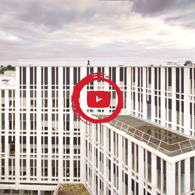 Suivi de chantiers en vidéo. Ici, un film de deux minutes retraçant un suivi de chantier de 14 mois sur le CHU Robert Debré à Angers. L'idée ? Mettre en valeur les métiers de l'entreprise et également un produit innovant, une résine réfléchissante destinée à diminuer la température de l'étanchéité et donc du bâtiment en lui-même. Une orientation plus environnementale de l'étanchéité.