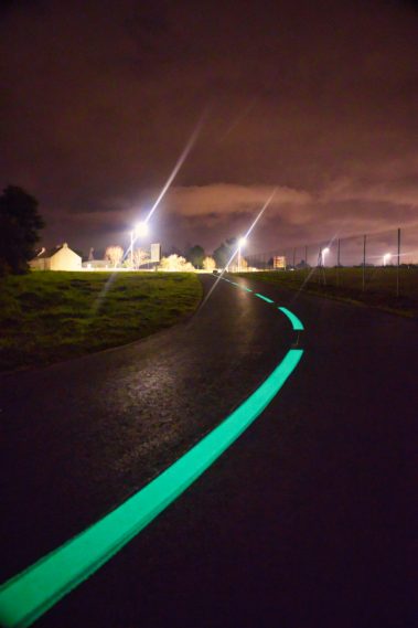 Photographie au sol prise lors d'un suivi de chantier nocturne afin en évidence les propriétés luminescentes de la solution Vénus, élaborée par Miditraçage.