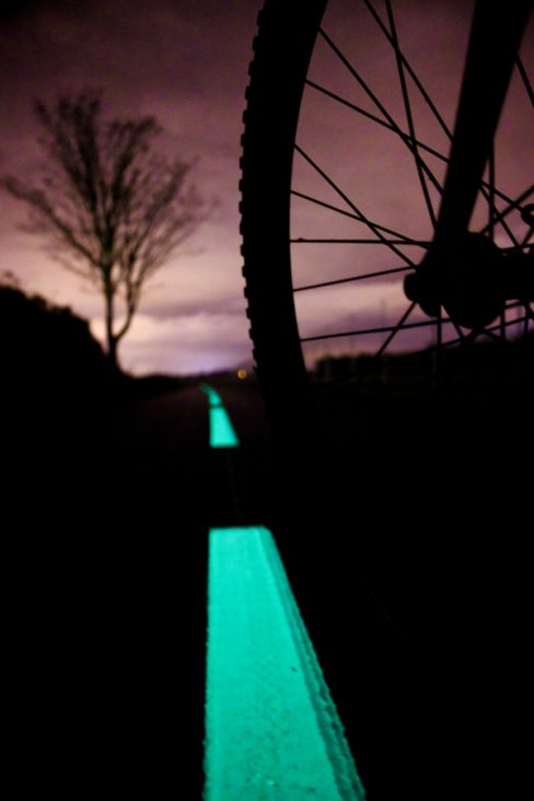 Un vélo parcourt une ligne photoluminescente. Il s'agit du nouveau produit élaboré par la société Miditraçage dénommé Vénus et destiné aux mobilités douces. Le pigment naturel se charge avec la lumière du jour et la restitue la nuit.