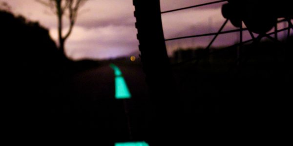 Un vélo parcourt une ligne photoluminescente. Il s'agit du nouveau produit élaboré par la société Miditraçage dénommé Vénus et destiné aux mobilités douces. Le pigment naturel se charge avec la lumière du jour et la restitue la nuit.