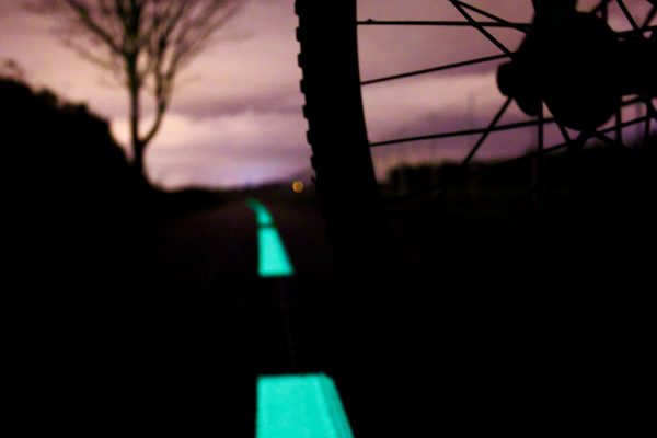 Un vélo parcourt une ligne photoluminescente. Il s'agit du nouveau produit élaboré par la société Miditraçage dénommé Vénus et destiné aux mobilités douces. Le pigment naturel se charge avec la lumière du jour et la restitue la nuit.