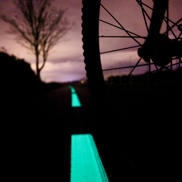 Un vélo parcourt une ligne photoluminescente. Il s'agit du nouveau produit élaboré par la société Miditraçage dénommé Vénus et destiné aux mobilités douces. Le pigment naturel se charge avec la lumière du jour et la restitue la nuit.