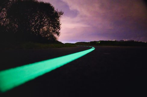 Photographie nocturne lors d'un suivi de chantier. Objectif ? Mettre en évidence la solution Vénus pour les mobilités douces, permettant d'améliorer la sécurité des mobilités douces.