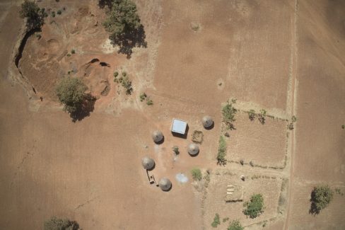 Prises de vues par drone d'un village au milieu du Burkina Faso.