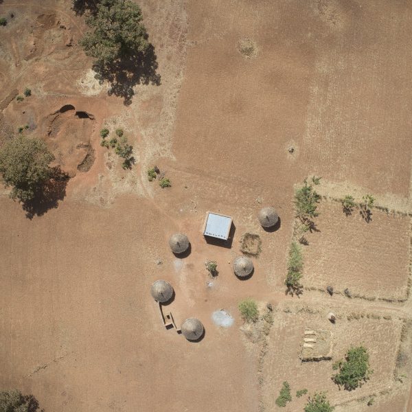 Prises de vues par drone d'un village au milieu du Burkina Faso.
