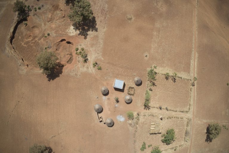 Prises de vues par drone d'un village au milieu du Burkina Faso.