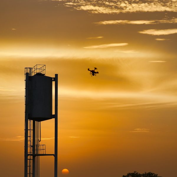 Destination le Burkina Faso, le pays des hommes intègres. Puisque l'homme ne peut sortir, le drone le fera pour lui. Petite virée au coucher du soleil à côté d'un Château d'Eau.