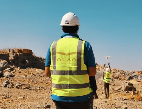 Un élève originaire du Niger, tente lors de sa formation au pilotage de drone de l'attraper lors de la phase d'atterrissage. En effet, la nature du sol ne permet pas un atterrissage sur le plancher des vaches car trop poussiéreux.