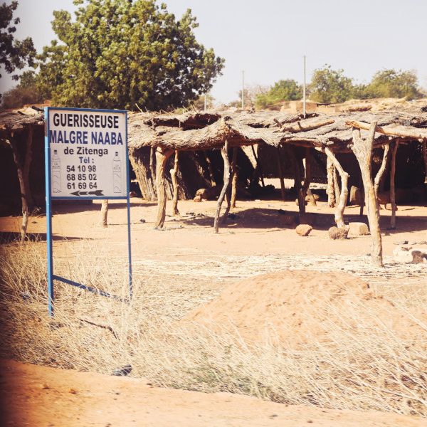 une pancarte annonce la présence d'une guérisseuse dans le secteur. Il va falloir s'arrêter pour la consulter.