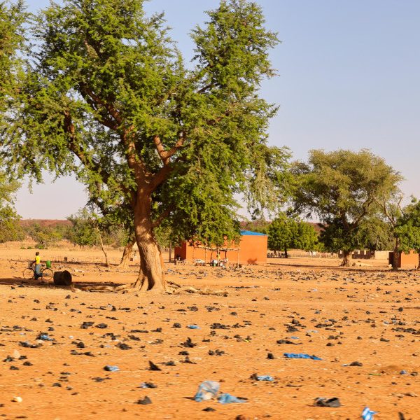 Une mer, ou plutôt un désert de plastique est en train aux portes du Sahel, de gagner du terrain