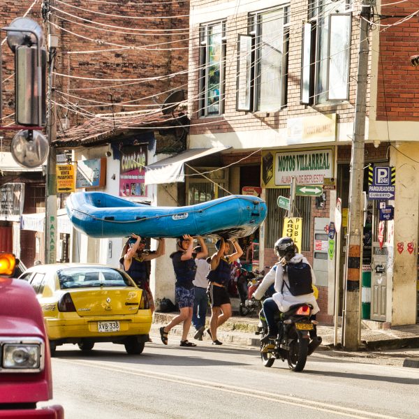 Des personnes sont en train de transporter un semi-rigide au plein milieu de la circulation. San Gil est en Colombie la ville des sports extrêmes. Et cela se voit à chaque coin de rue.