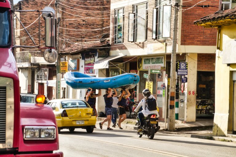 Des personnes sont en train de transporter un semi-rigide au plein milieu de la circulation. San Gil est en Colombie la ville des sports extrêmes. Et cela se voit à chaque coin de rue.