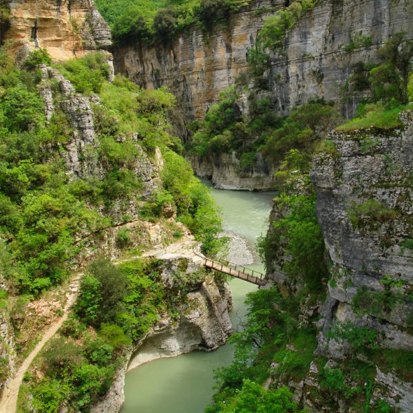 Destinations les Balkans, et plus précisément l'Albanie, et sa frontière avec la Croatie.