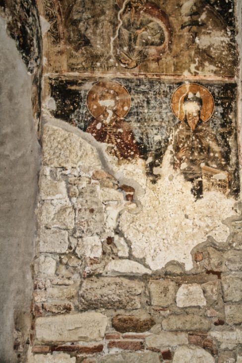 Des peintures très anciennes représentant des idoles ont été saccagées et en partie détruite. Ces idoles sont désormais aveugles car des personnes qu'on imagine aisément d''un autre courant de pensée, ont effacé les regards des peintures. L'une de ces représentations s'est même faite affabulée d'une paire de cornes