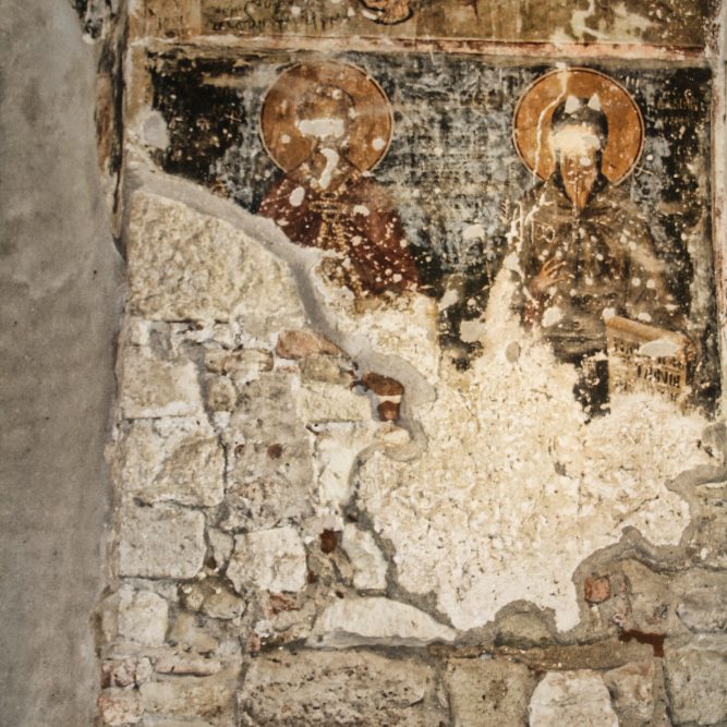 Des peintures très anciennes représentant des idoles ont été saccagées et en partie détruite. Ces idoles sont désormais aveugles car des personnes qu'on imagine aisément d''un autre courant de pensée, ont effacé les regards des peintures. L'une de ces représentations s'est même faite affabulée d'une paire de cornes