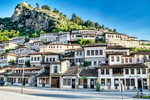 La ville de Berat en Albanie nous découvre ses charmes. Une très belle ville, où se mélange traditions et religions.