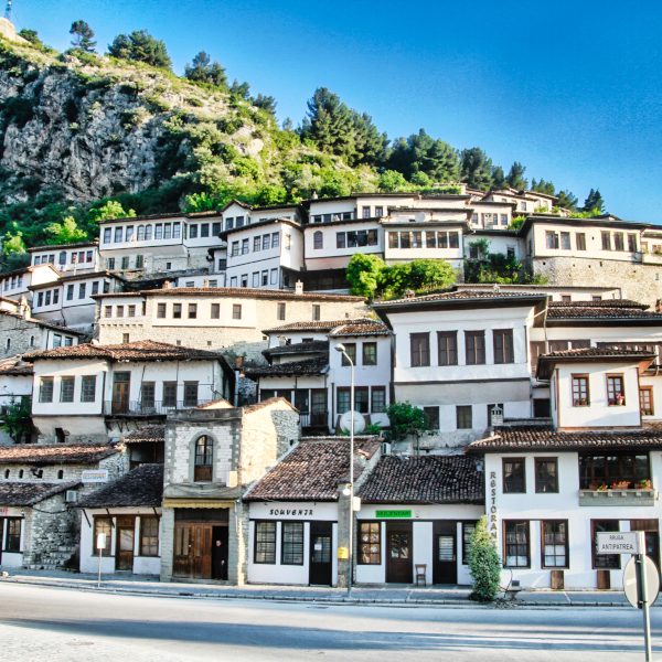 La ville de Berat en Albanie nous découvre ses charmes. Une très belle ville, où se mélange traditions et religions.
