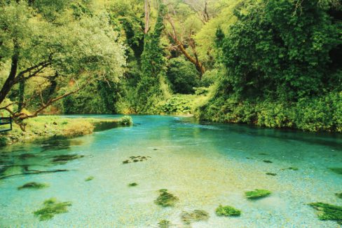 Destinations nous amène cette fois à découvrir l'Albanie. Et notamment le fameux blue eye, anciennement réservé à la vue des responsables du pays.