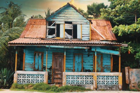 Une maison dans les Antilles ou plutôt les Caraïbes a survécu à une terriblle et houleuse tempête. Les stigmates sont encore présents.