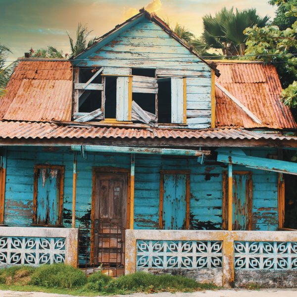 Une maison dans les Antilles ou plutôt les Caraïbes a survécu à une terriblle et houleuse tempête. Les stigmates sont encore présents.