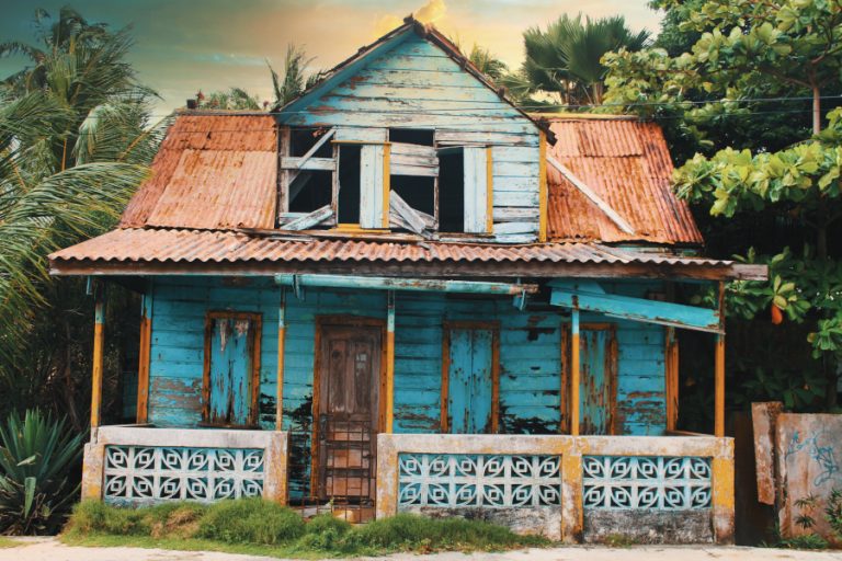 Une maison dans les Antilles ou plutôt les Caraïbes a survécu à une terriblle et houleuse tempête. Les stigmates sont encore présents.