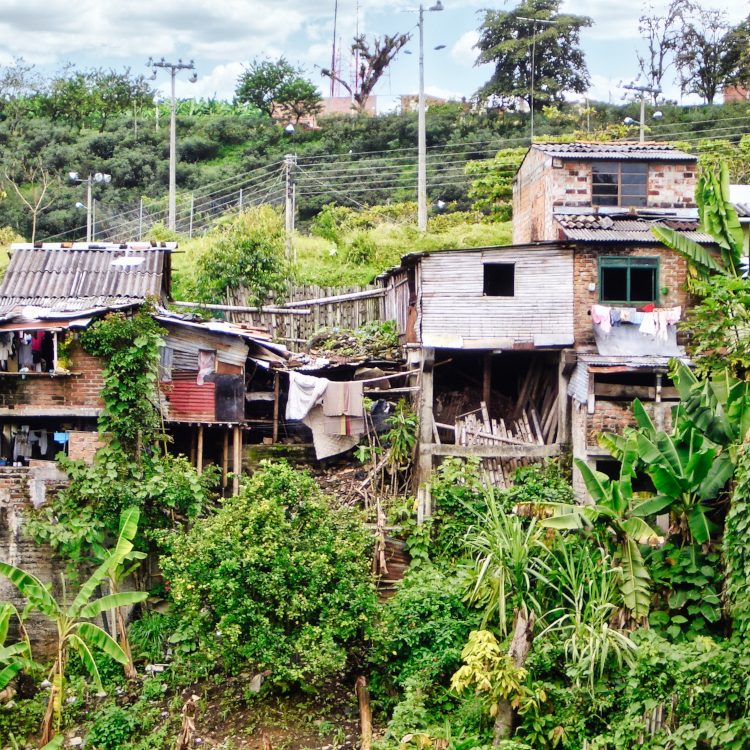 Un village de bric et de broc est accroché à un pan de montagne. Un sentiment ambiguë nous prend. On note, çà se dénote, la misère ou la joie de se mettre au vert. les maisons semblent fragiles, comme cette vie de Robinson Crusoé.