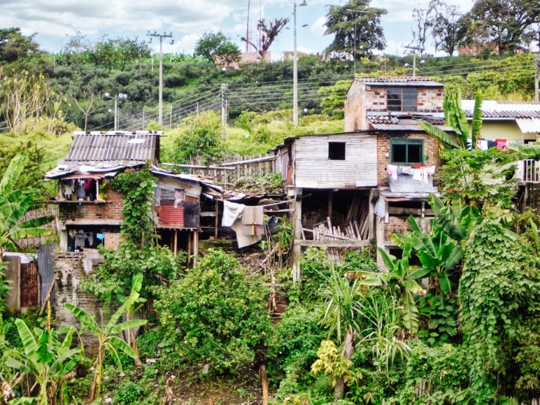 Un village de bric et de broc est accroché à un pan de montagne. Un sentiment ambiguë nous prend. On note, çà se dénote, la misère ou la joie de se mettre au vert. les maisons semblent fragiles, comme cette vie de Robinson Crusoé.