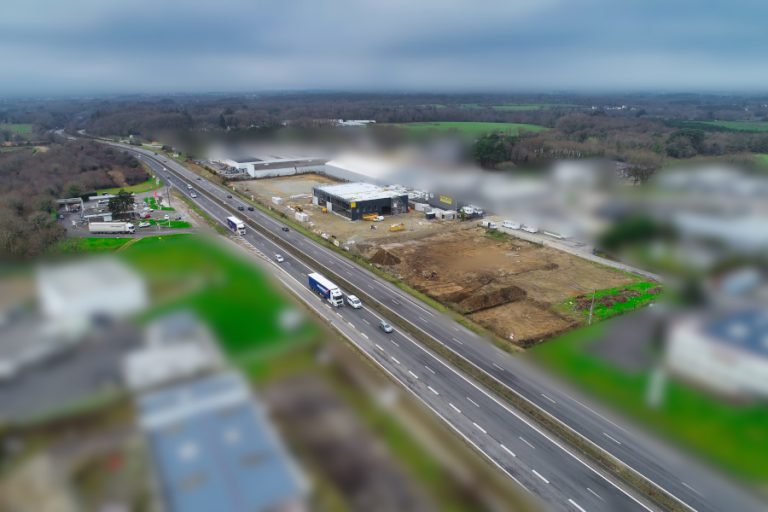 Un panoramique de chantier. Un projet immobilier sort de terre en bordure de la RN 165 entre Auray et Vannes. Nous sommes en charge du suivi de chantier de ce projet de plusieurs hectares destinés à accueillir plusieurs entreprises, avec comme avantage un très bon visuel en bord de quatre voies.