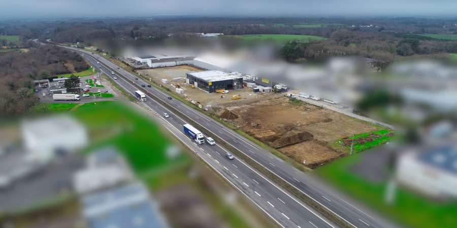 A-PlouG-Fev 21- Panoramique 50-60_0039-web tilt Un panoramique de chantier. Un projet immobilier sort de terre en bordure de la RN 165 entre Auray et Vannes. Nous sommes en charge du suivi de chantier de ce projet de plusieurs hectares destinés à accueillir plusieurs entreprises, avec comme avantage un très bon visuel en bord de quatre voies.